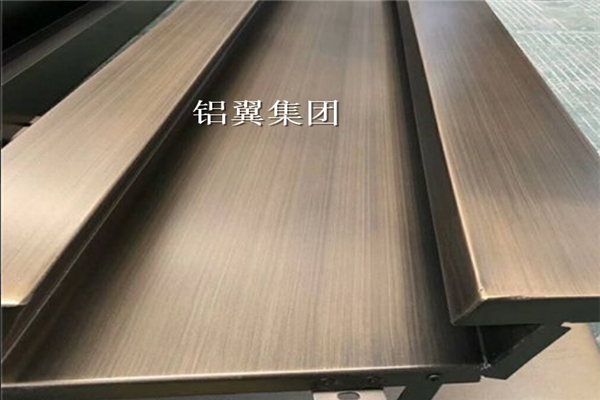 仿铜拉絲(si)铝單(dan)板